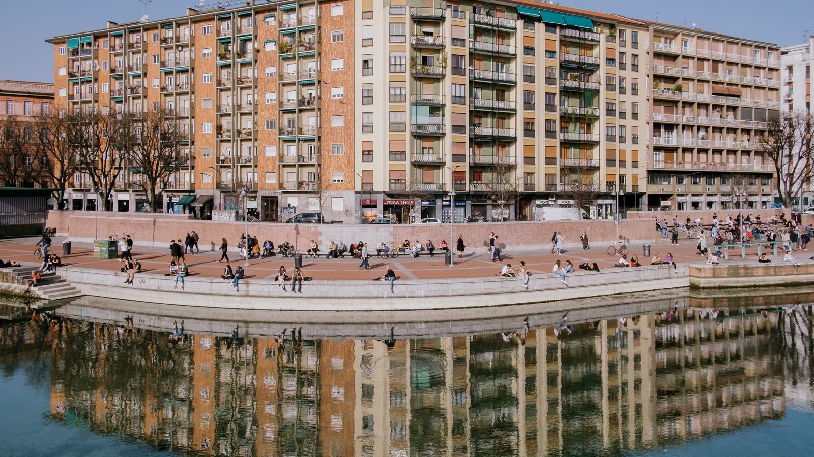 Palazzi residenziali affacciati sulla Darsena di Milano